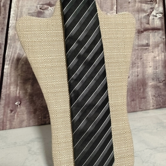 BOSS Hugo Boss Silk Necktie Gray Black Striped Tie Made in Italy Textured Formal - Picture 2 of 11